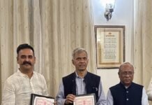 Savitribai Phule Pune University and Temple Connect Collaborate to Launch India’s First Postgraduate Diploma in Temple Management Shri Giresh Kulkarni, Founder of Temple Connect, Pune University’s VC, Dr. Suresh Gosavi and author of Temple Management