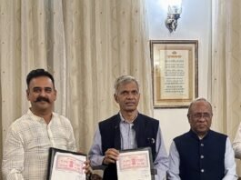 Savitribai Phule Pune University and Temple Connect Collaborate to Launch India’s First Postgraduate Diploma in Temple Management Shri Giresh Kulkarni, Founder of Temple Connect, Pune University’s VC, Dr. Suresh Gosavi and author of Temple Management